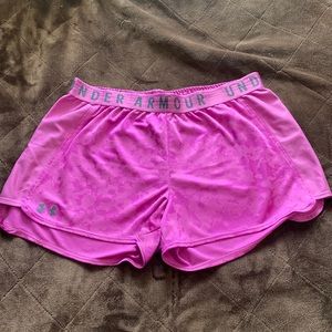 Woman’s under Armor shorts size L